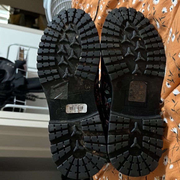HOT TOPIC: Floral skull boots (6w US) - Picture 3 of 5